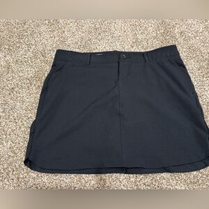 Under Armour Women's Black Golf Skort (size 6) elastic waist button zipper front